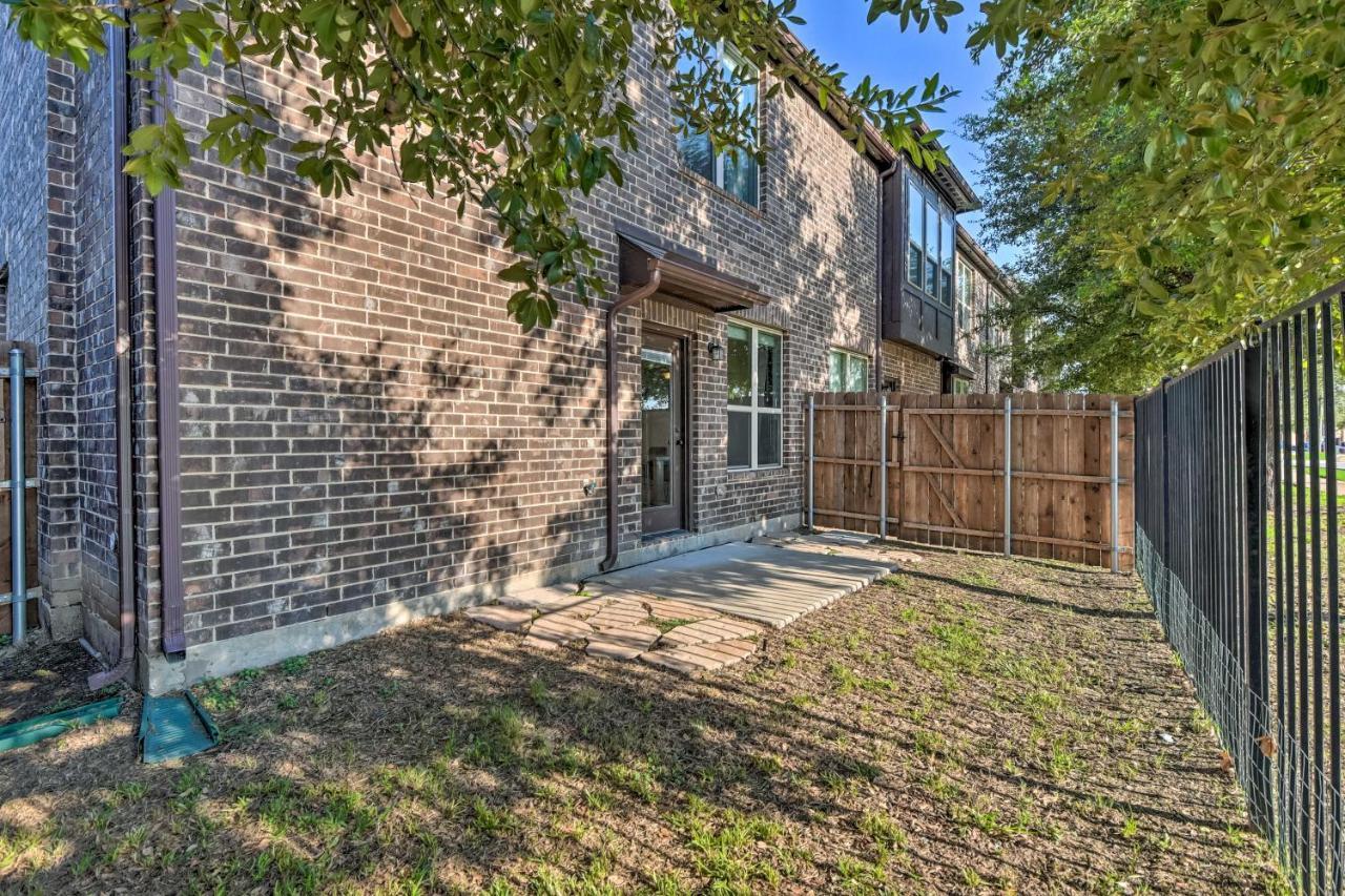 Chic Grand Prairie Townhome With Fenced Yard! Arlington Exterior photo