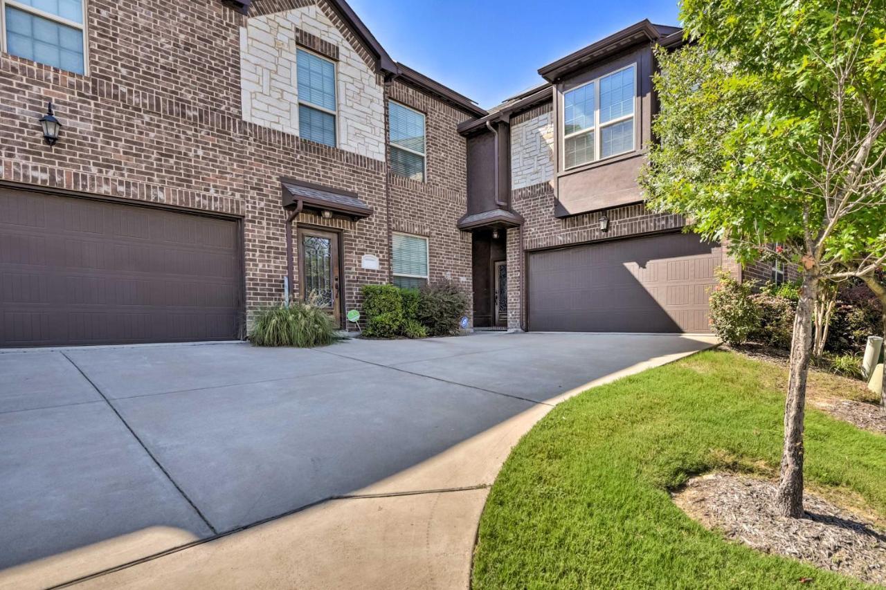 Chic Grand Prairie Townhome With Fenced Yard! Arlington Exterior photo